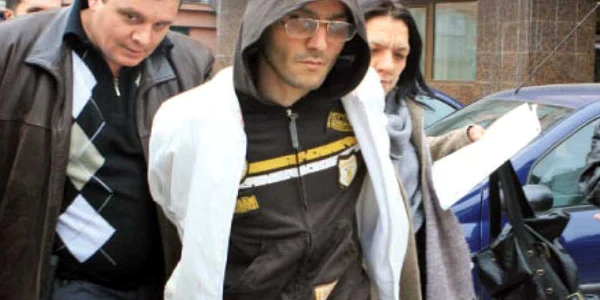 Victor Stroe (cu haină albă)  a fost reţinut de poliţişti