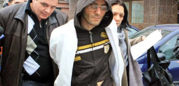 Victor Stroe (cu haină albă) a fost reţinut de poliţişti