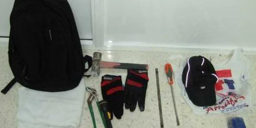 Acestea au fost obiectele găsite asupra hoţului român de către poliţişti Foto: Diario de Lanzarote