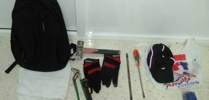 Acestea au fost obiectele găsite asupra hoţului român de către poliţişti Foto: Diario de Lanzarote