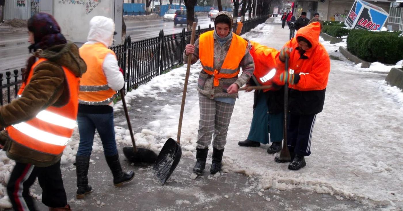 Lucrătorii acţionează simultan pe mai multe străzi. Foto: Adevărul