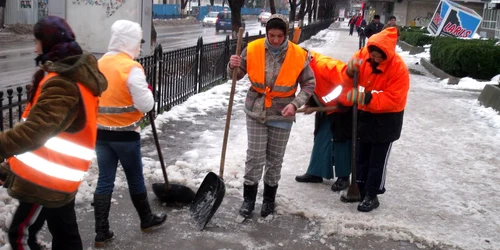 Focşaniul este plin trotuare cu gheaţă