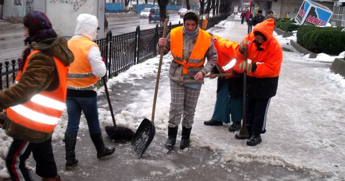 Lucrătorii acţionează simultan pe mai multe străzi. Foto: Adevărul