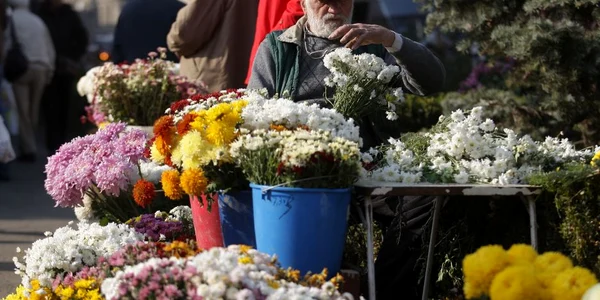 Sabin Pălătean, de 70 de ani din Dâmbu Rotund, vindea buchetele de crizanteme la 3, 4 şi 5 lei.  