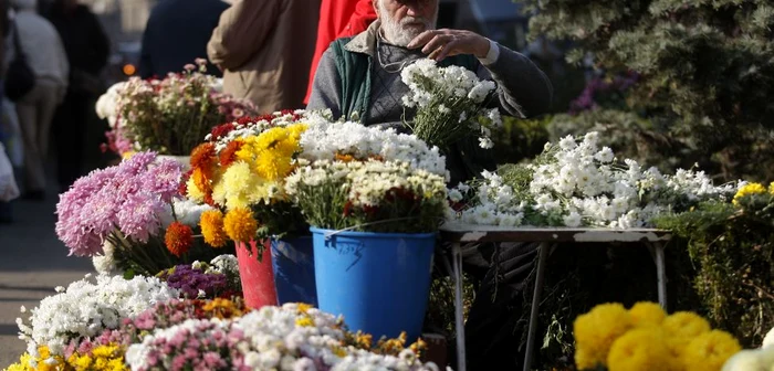 Sabin Pălătean, de 70 de ani din Dâmbu Rotund, vindea buchetele de crizanteme la 3, 4 şi 5 lei.
