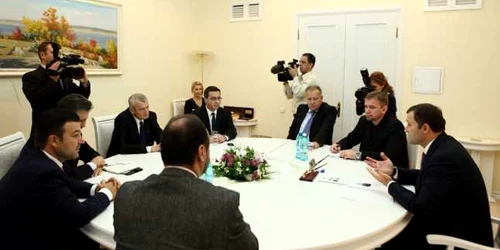 Vlad Filat, alături de Sorin Oprescu și delegația din România