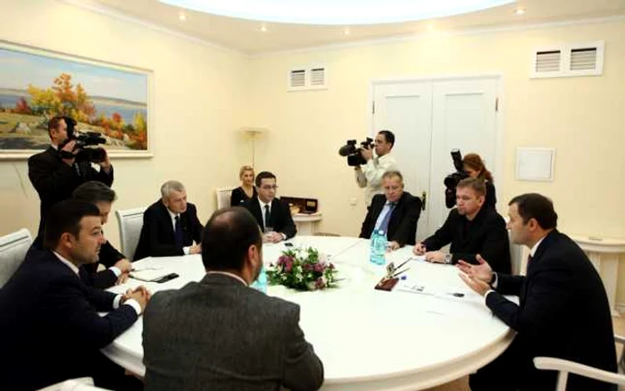 Vlad Filat, alături de Sorin Oprescu și delegația din România