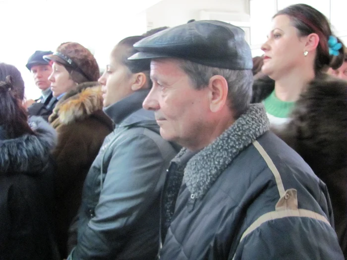  Zeci de persoane formează cozi la CJAS în fiecare zi 