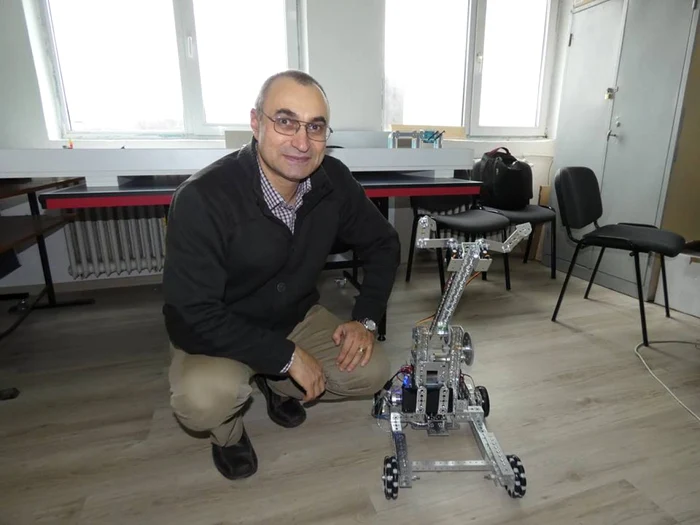 Prof. dr. Doru Popescu Anastasiu este cel care a răspuns nevoii elevilor de a ţine pasul cu lumea FOTO: Facebook/Team Robotica CNRG