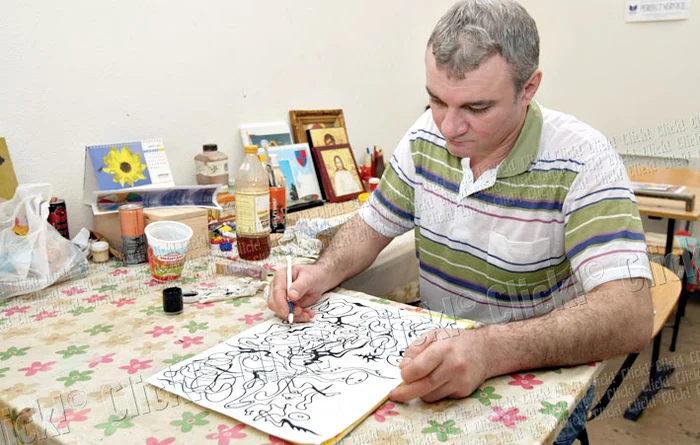 În timpul liber, Remus pictează sau scrie