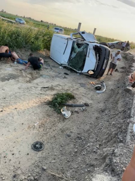 Trei răniți într-un accident pe DN7. O dubă s-a răsturnat, un bărbat a fost proiectat prin geam VIDEO