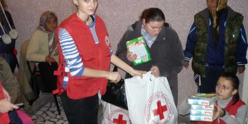 Moş Crăciun a poposit la sediul Crucii Roşii