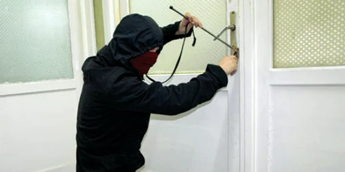 Spărgătorii de locuinţe intră de obicei în case pe uşa principală