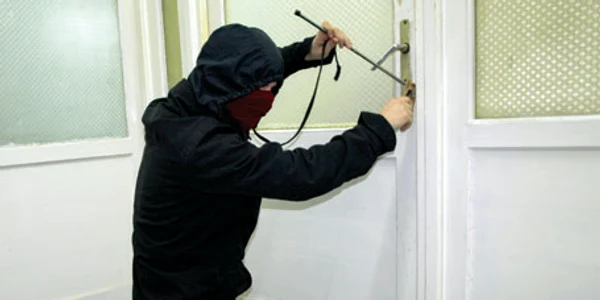 Spărgătorii de locuinţe intră de obicei în case pe uşa principală