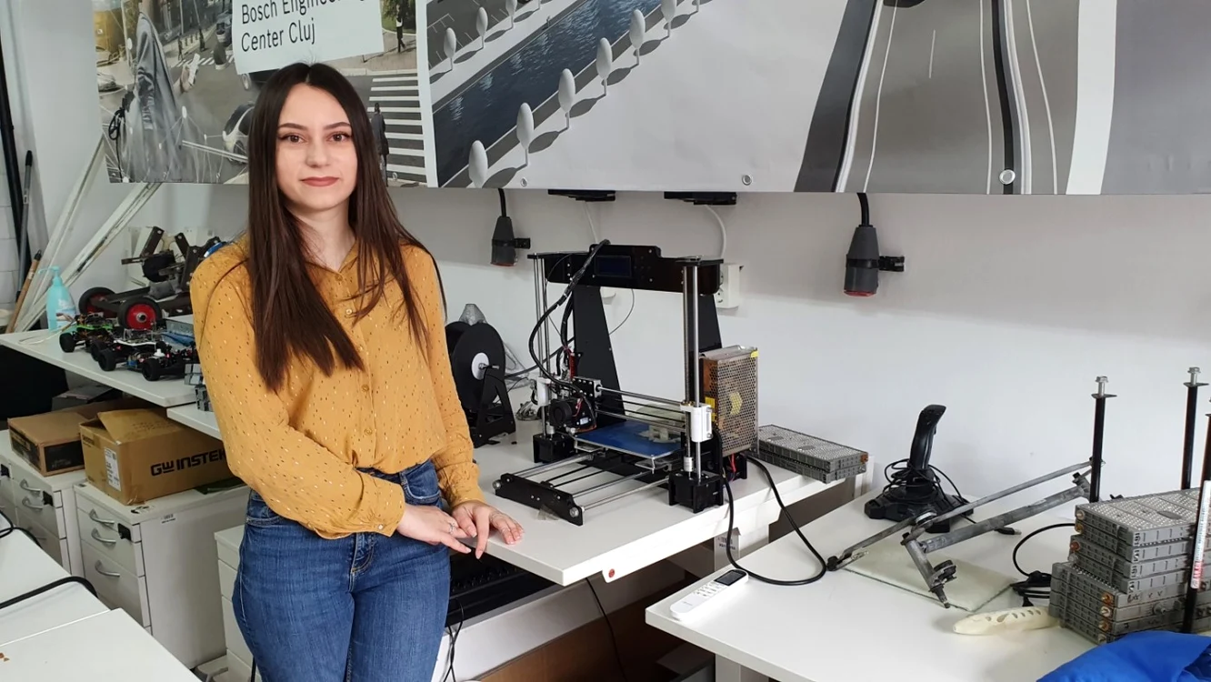 Alina Pepene şi imprimanta 3D care va printa lut  FOTO Valentin Trufaşu