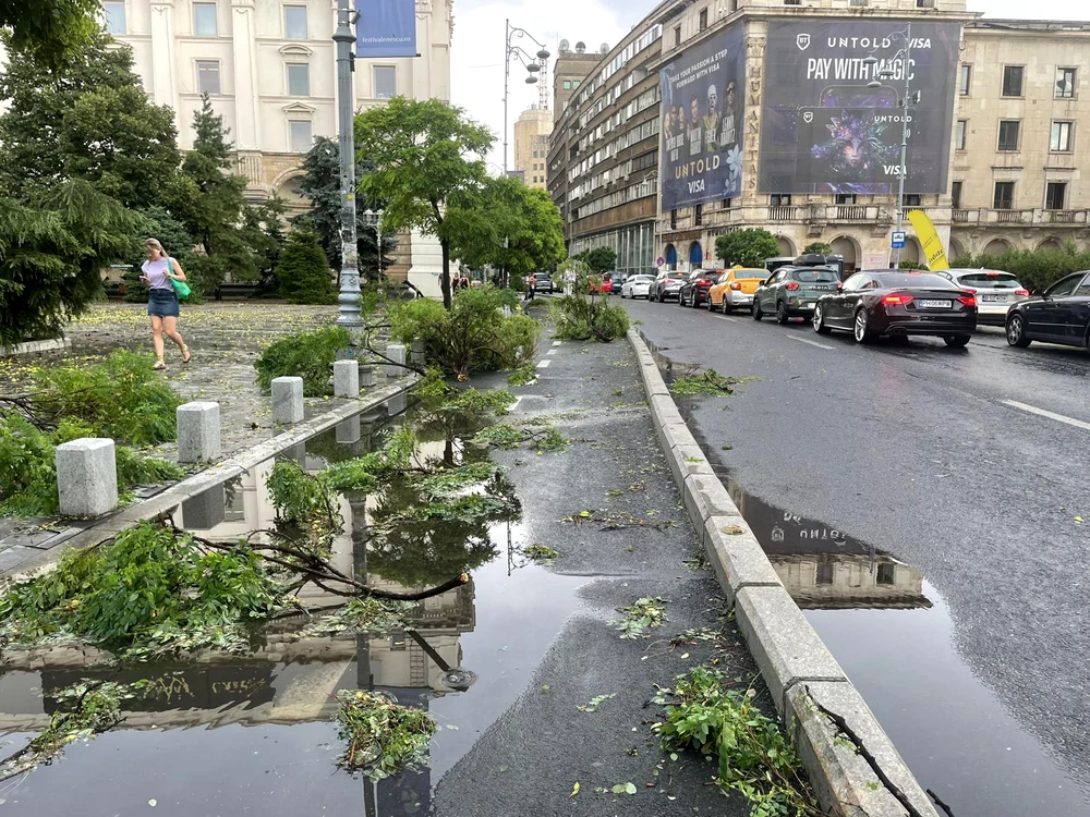 O furtună a făcut prăpăd în Capitală.