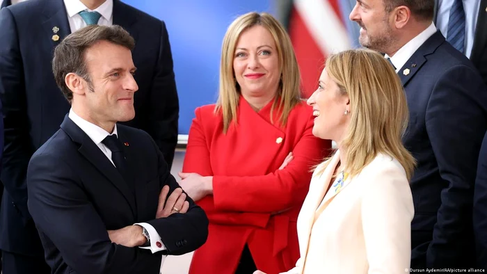 Președintele francez Emmanuel Macron şi premierul italian Giorgia Meloni (centru)