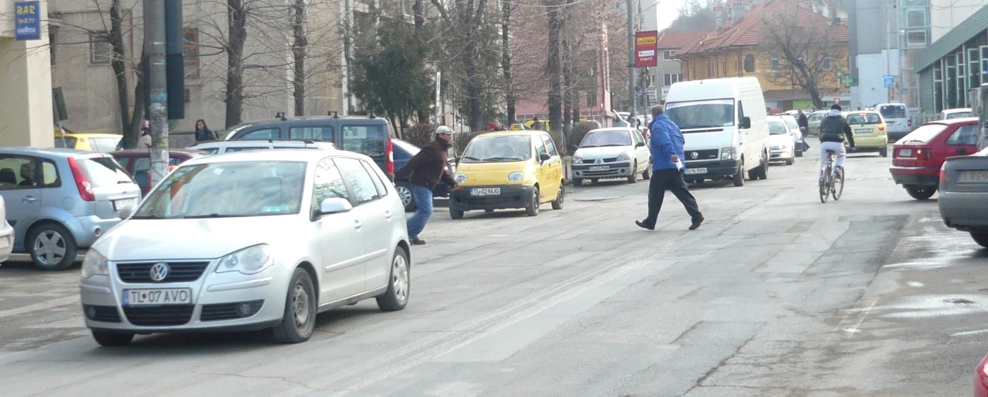 În mai puţin de zece minute, peste 20 de pietoni au traversat neregulamentar FOTO Adevărul