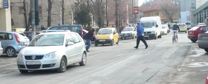 În mai puţin de zece minute, peste 20 de pietoni au traversat neregulamentar FOTO Adevărul