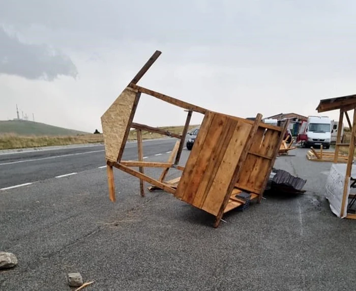 Tarabele de la intrare în zona Rânca au fost răsturnate             foto: facebook.com/nelutz.stanciulescu