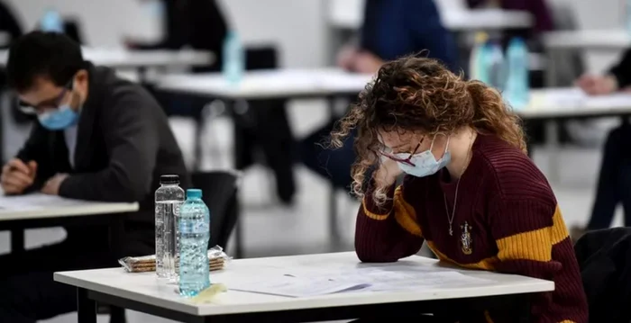 Se va pilota înlocuirea tezelor semestriale cu un portofoliu semestrial al elevului Foto: Arhivă