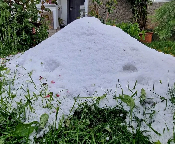 Grindină căzută în mai multe localtăți din Dâmbovița. FOTO Meteo Plus / Facebook