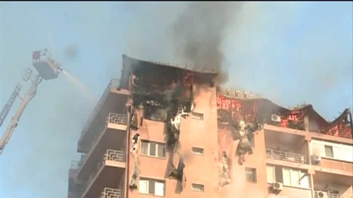 
    Flăcările au izbucnit într-un complex rezidenţial din cartierul Vitan  