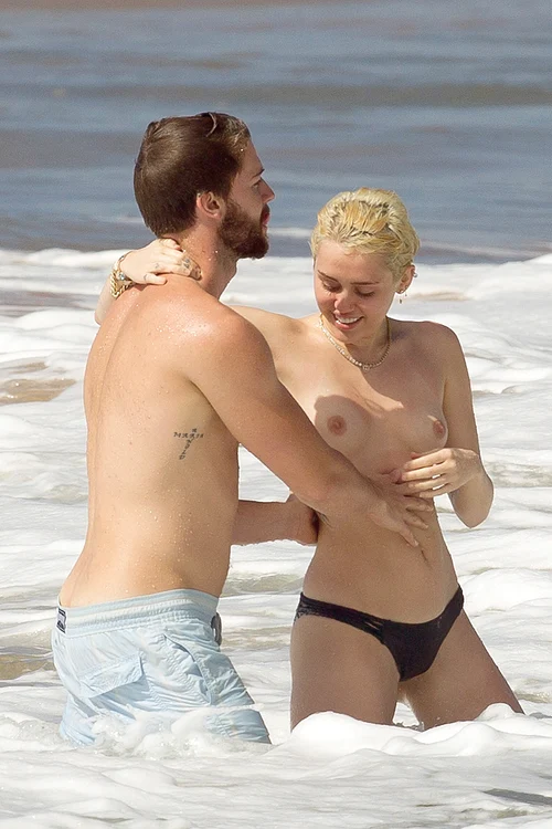 23 ianuarie În sânii goi, Miley se hârjoneşte pe plajă cu iubitul, Patrick Schwarzeneggerfoto: Guliver/Splash News