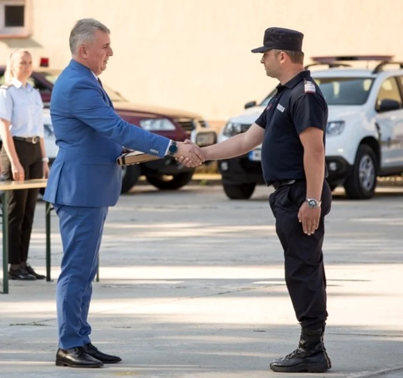 
    Ministrul de Interne, Lucian Bode, i-a acordat Emblema de Onoare a MAI locotenentului-colonel Alexandru Adrian Csilik  