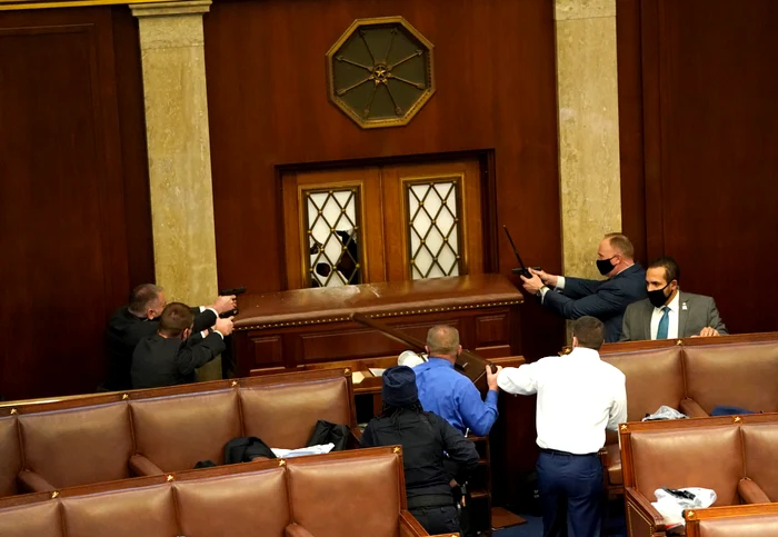 Sute de susţinători ai lui Trump au intrat cu forţa în Capitoliufoto: Getty