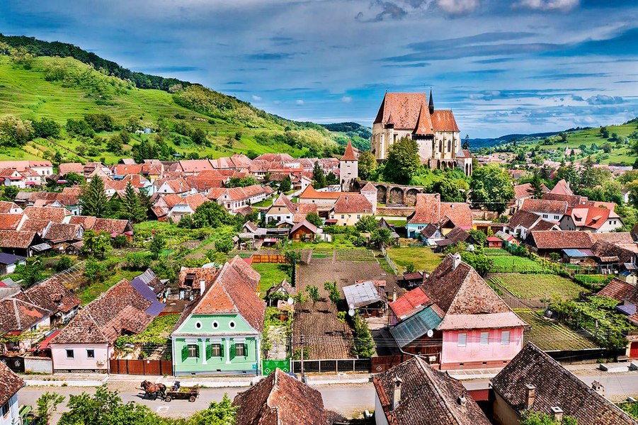 Colinele Transilvaniei, destinația verii. Cum poți descoperi într-o singură vacanță sate UNESCO, gastronomie locală și festivaluri