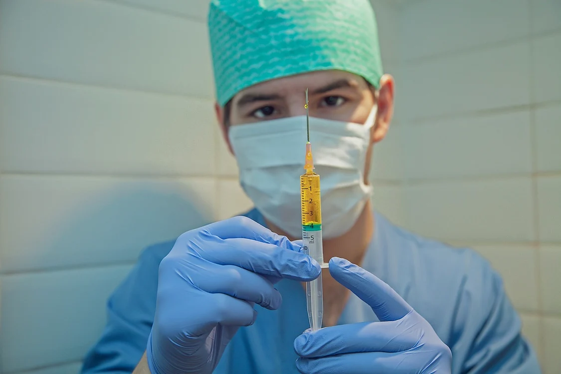 Asistentul medical le administra pacienților injecții letale (Foto: Pixabay)