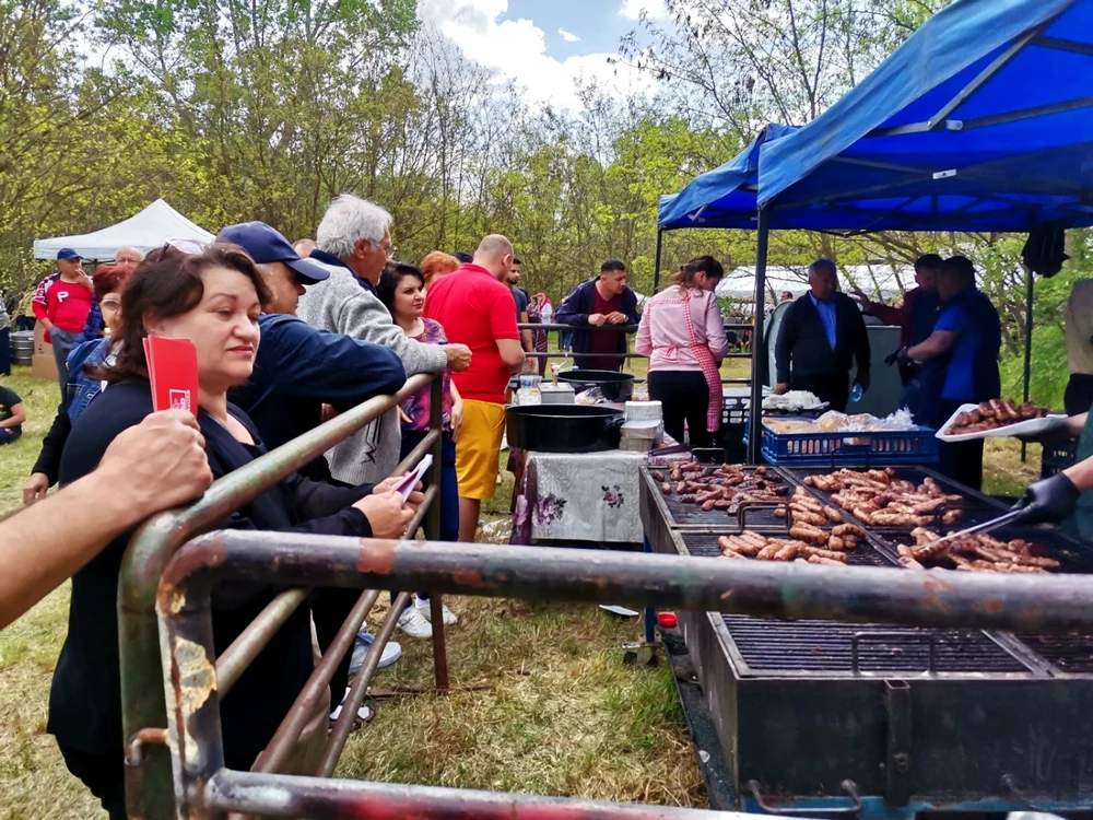 În baza invitaţiei, fiecare participant a primit câte cinci mici FOTO: Alina Mitran