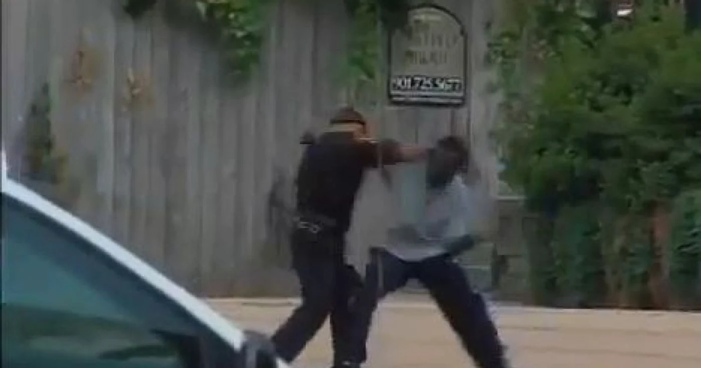 Poliţistul şi gangsterul au fost filmaţi în timp ce se băteau