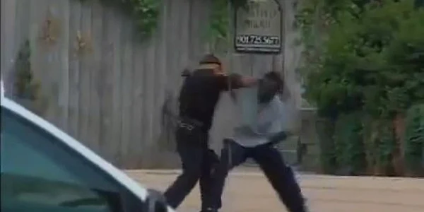 Poliţistul şi gangsterul au fost filmaţi în timp ce se băteau