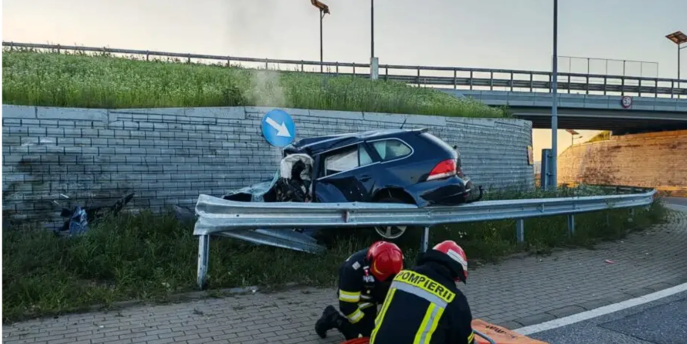 Un tânăr din Suceava s-a izbit din plin într-un sens giratoriu/sursă foto: Monitorul de Suceava