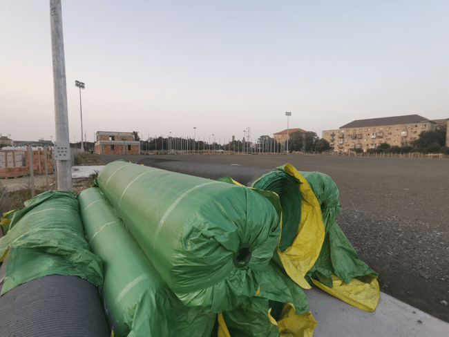 Baza sportivă ridicată de CNI la Timișoara s-a înecat la mal. Terenul cu iarbă artificială nu e încă gata