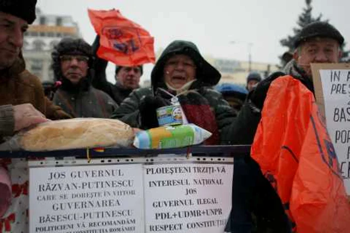 Protestatarii au adus cu ei sacoşele cu alimente oferite de PDL prin Ploieşti