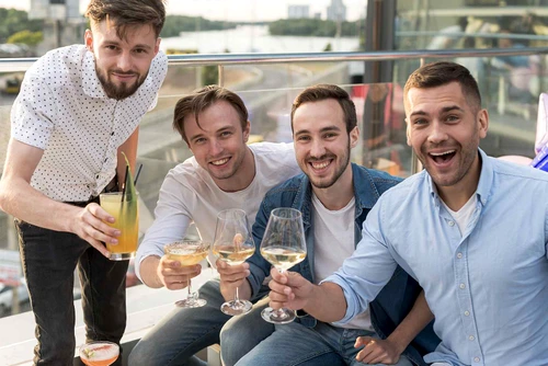 petrecerea burlacilor sau escapade de weekend jpg