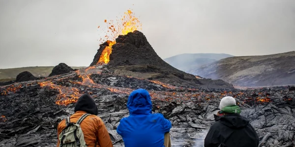 Islandezii au vizitat vulcanul Fagradalsfjall care a erupt în urmă cu câteva zile FOTO AFP 