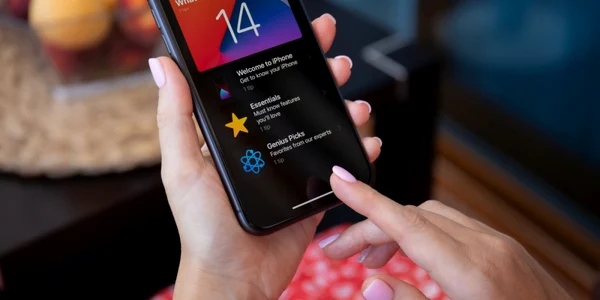 iPhone cu sistemul de operare iOS 14 FOTO Shutterstock
