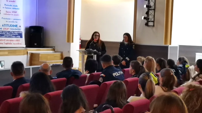 Dr. Mariana Leancă le-a vorbit părinților despre adicțiile la adolescenți FOTo: Alina Mitran