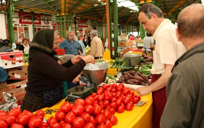 Începând de la 1 mai, ţăranii din pieţe trebuie să aibă atestat de producător şi carnet de comercializare