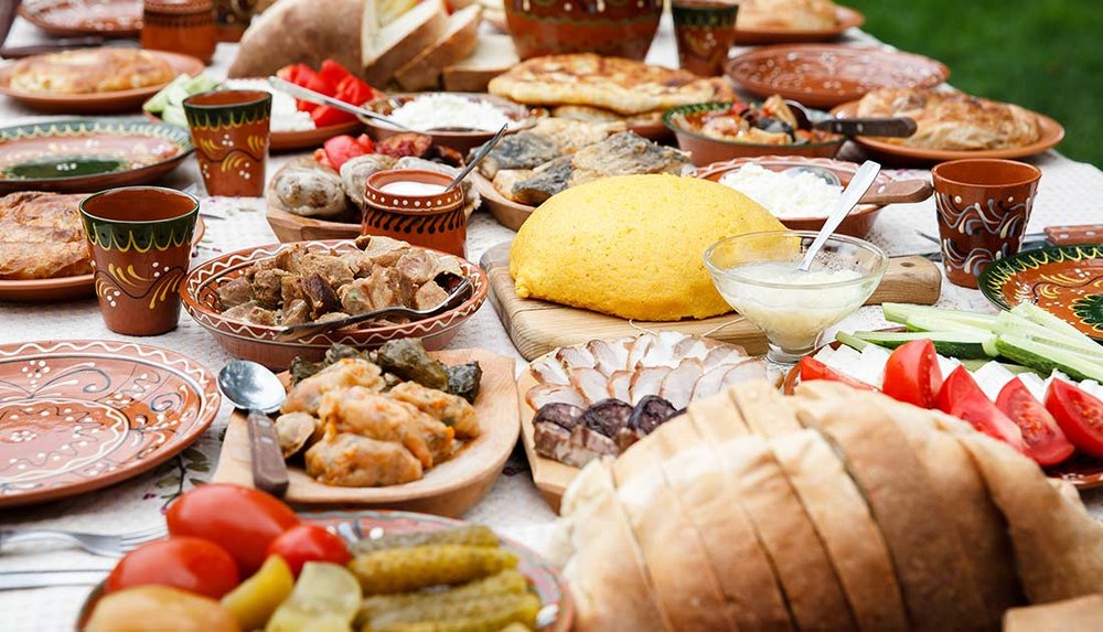 Fiecare român aruncă zilnic o porție de mâncare la gunoi. 6.000 de tone de alimente sunt pierdute, pe zi, în toată țara
