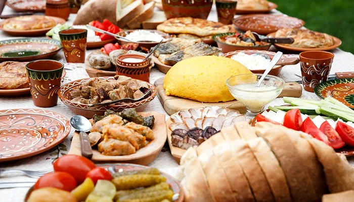 Fiecare român aruncă zilnic o porție de mâncare la gunoi. 6.000 de tone de alimente sunt pierdute, pe zi, în toată țara