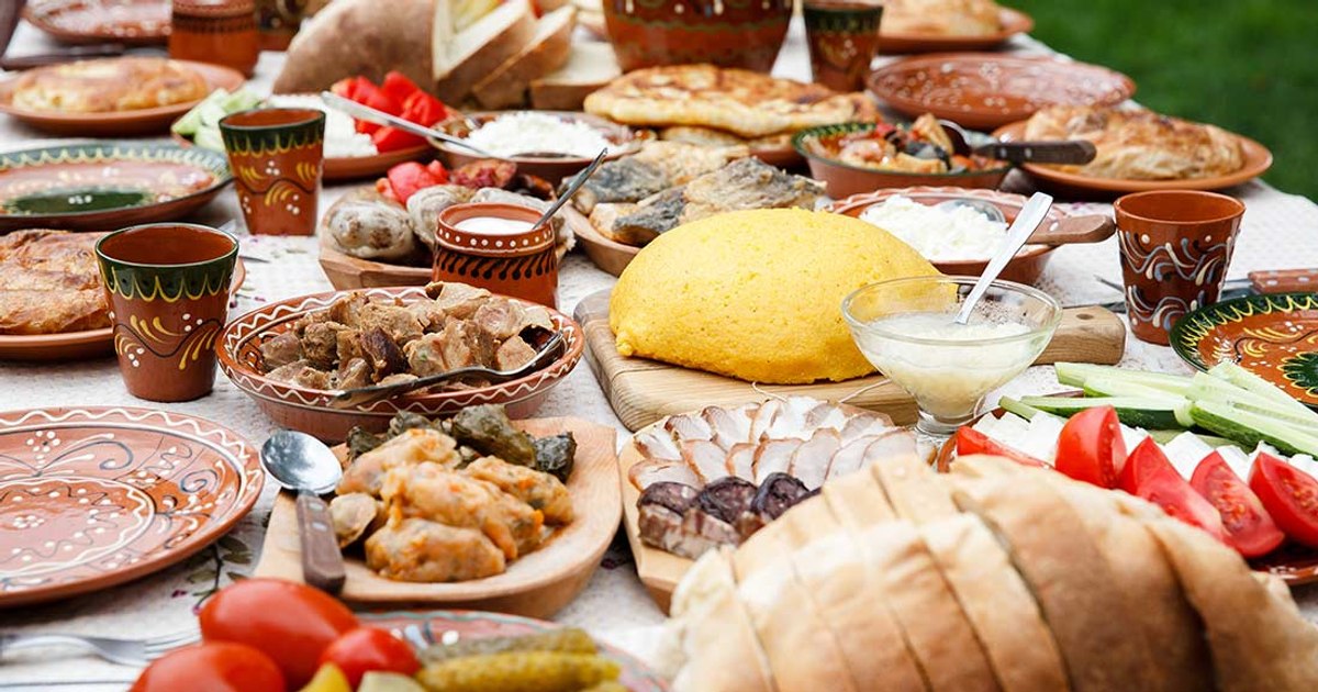 Fiecare român aruncă zilnic o porție de mâncare la gunoi. 6.000 de tone de alimente sunt pierdute, pe zi, în toată țara