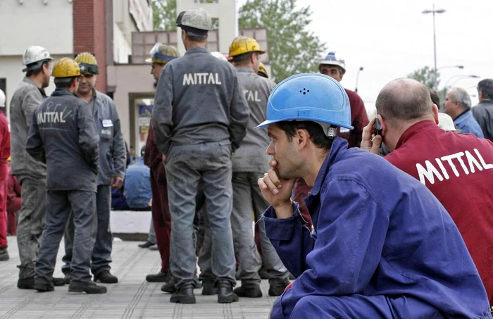 Siderurgiştii vor fi informaţi despre normele privind securitatea în muncă. foto Costel Crângan