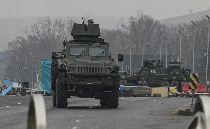 Stradă din Almatî blocată de armata kazahă FOTO EPA-EFE