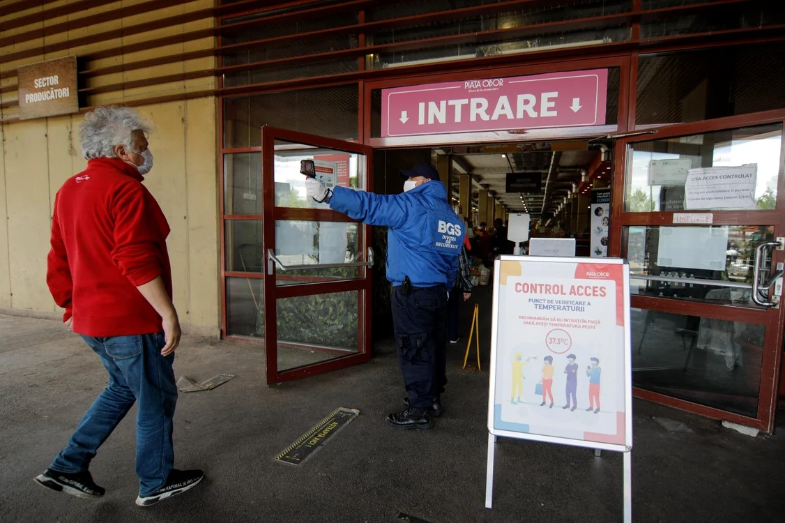 
    Agenții de pază îți iau tempertura înainte să intri în magazinFoto: Inquam  