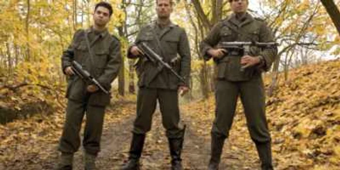 Imagini din filmul „Ticăloşi fără glorie"